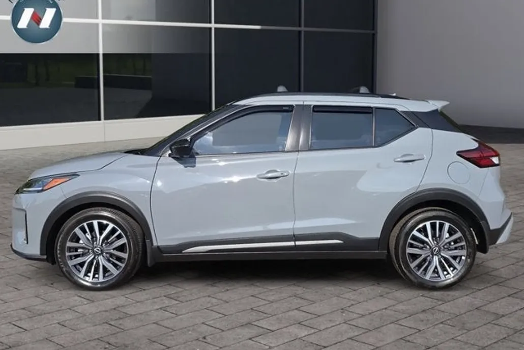 2024 Nissan Kicks SR photo 1