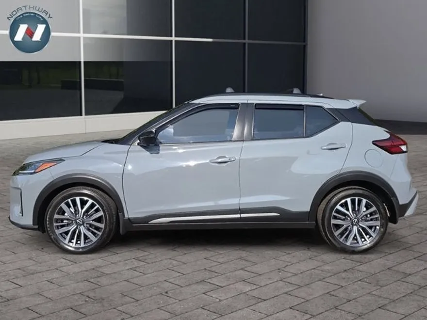 2024 Nissan Kicks SR photo 1