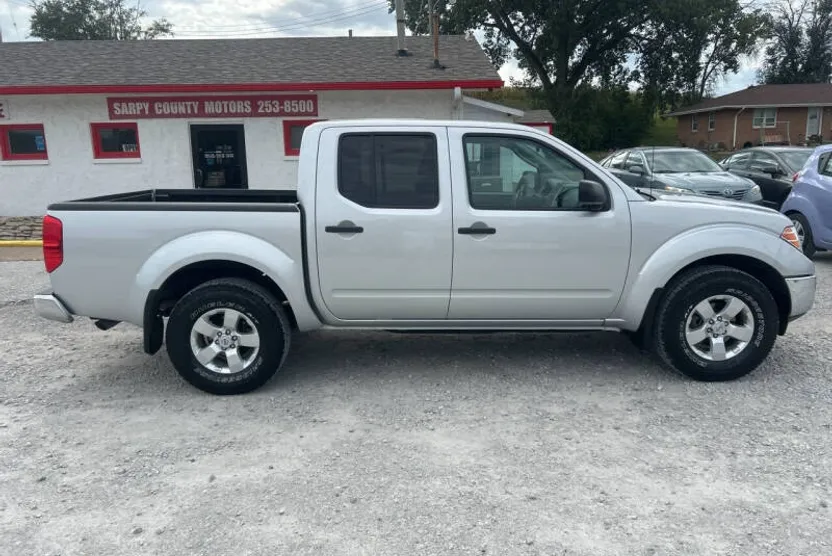 2011 Nissan Frontier SL photo 1