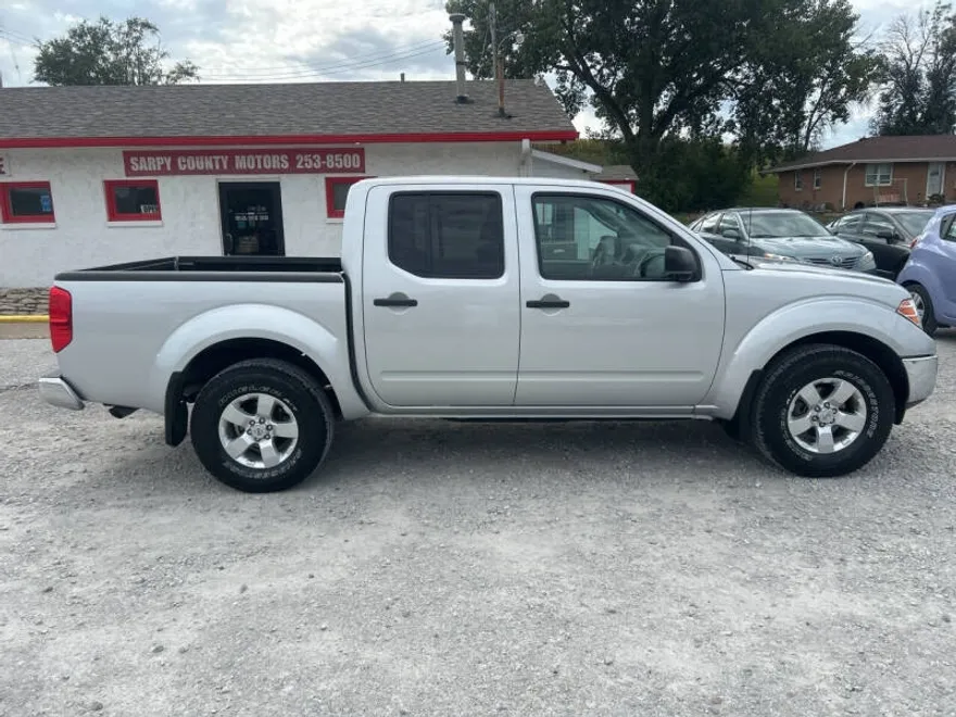 2011 Nissan Frontier SL photo 1