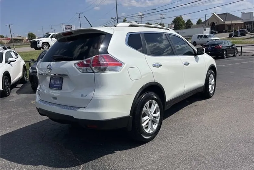 2016 Nissan Rogue SV photo 1