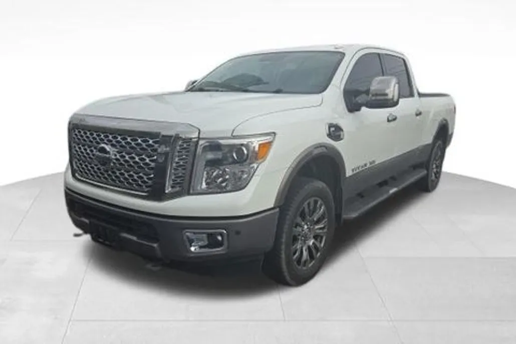 2016 Nissan Titan Platinum Reserve photo 1