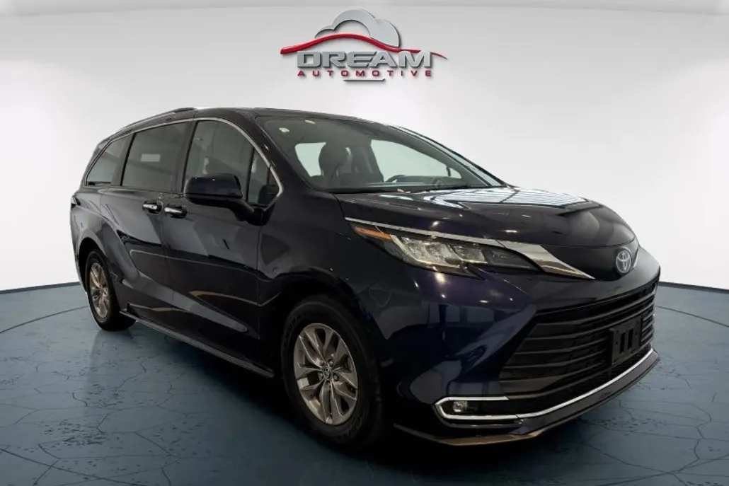 2023 Toyota Sienna XLE photo 1