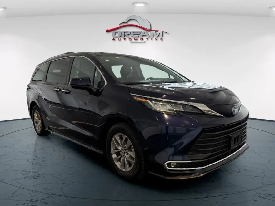 2023 Toyota Sienna XLE photo 1