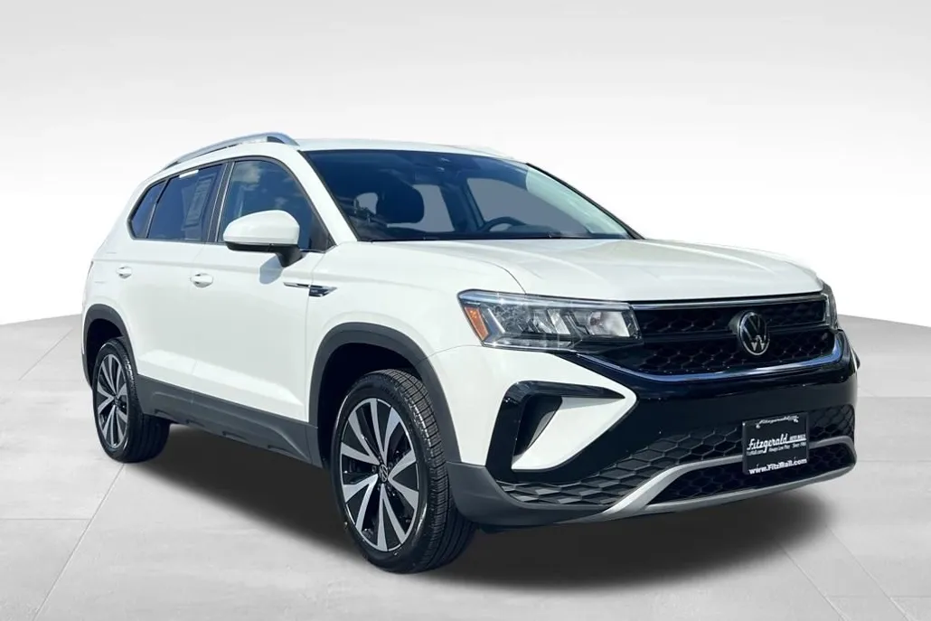 2024 Volkswagen Taos SE photo 1