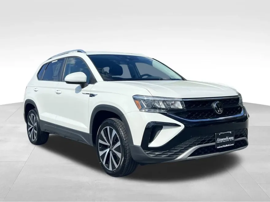 2024 Volkswagen Taos SE photo 1