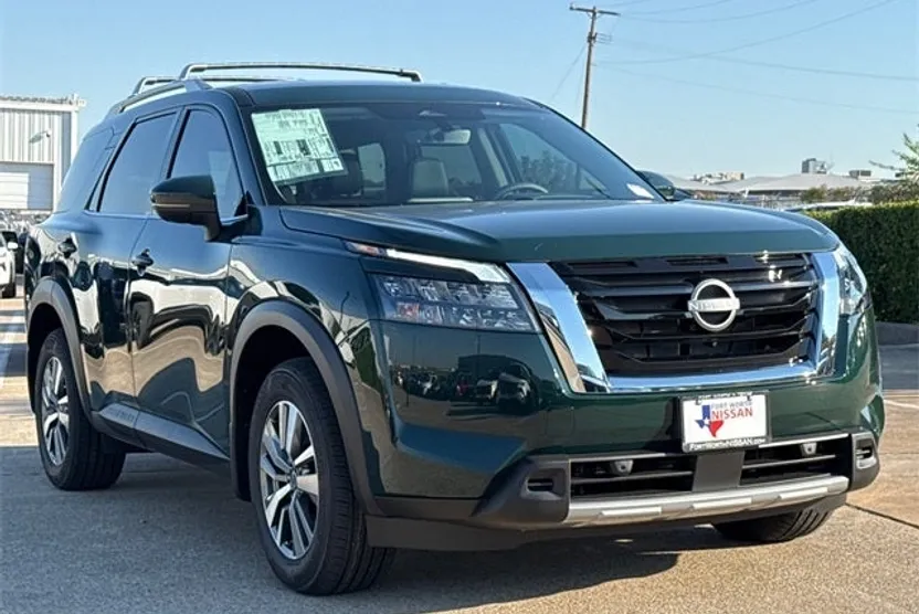 2025 Nissan Pathfinder SL photo 1