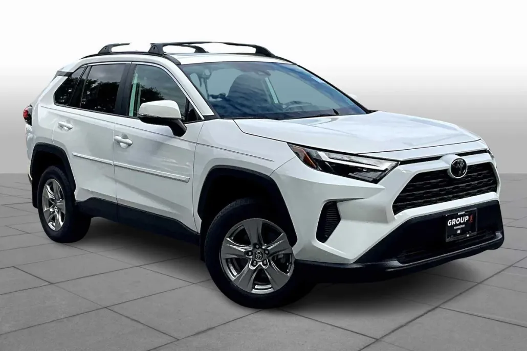 2022 Toyota RAV4 XLE photo 1
