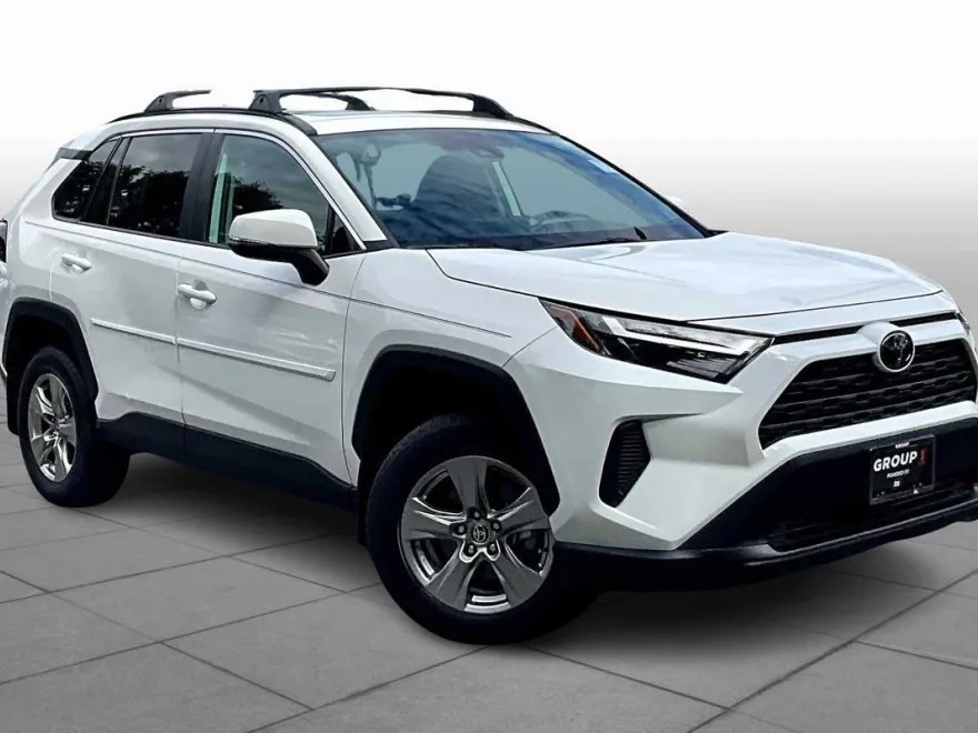 2022 Toyota RAV4 XLE photo 1