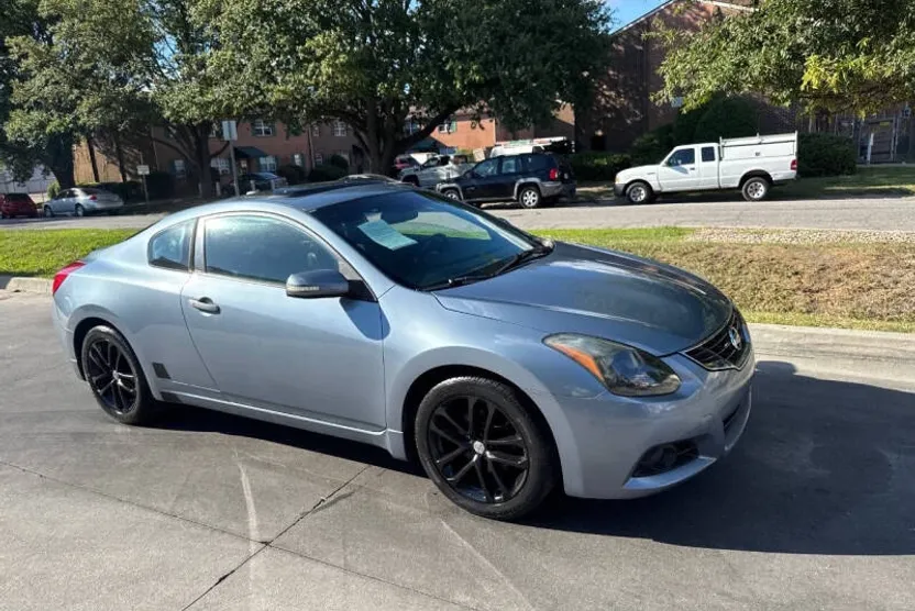 2011 Nissan Altima 3.5 SR photo 1