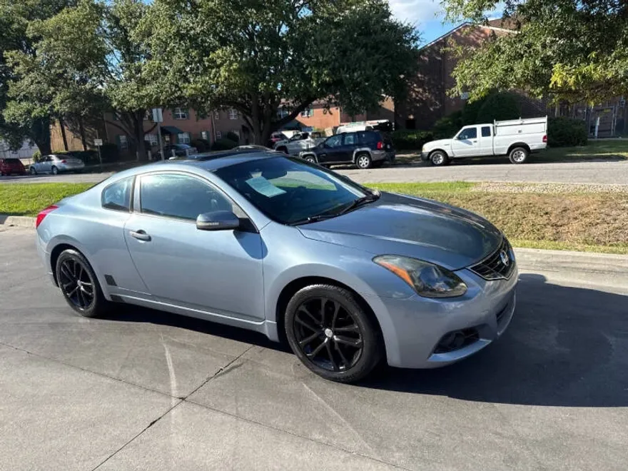 2011 Nissan Altima 3.5 SR photo 1