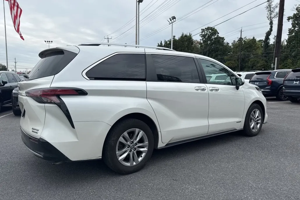 2021 Toyota Sienna Limited photo 1