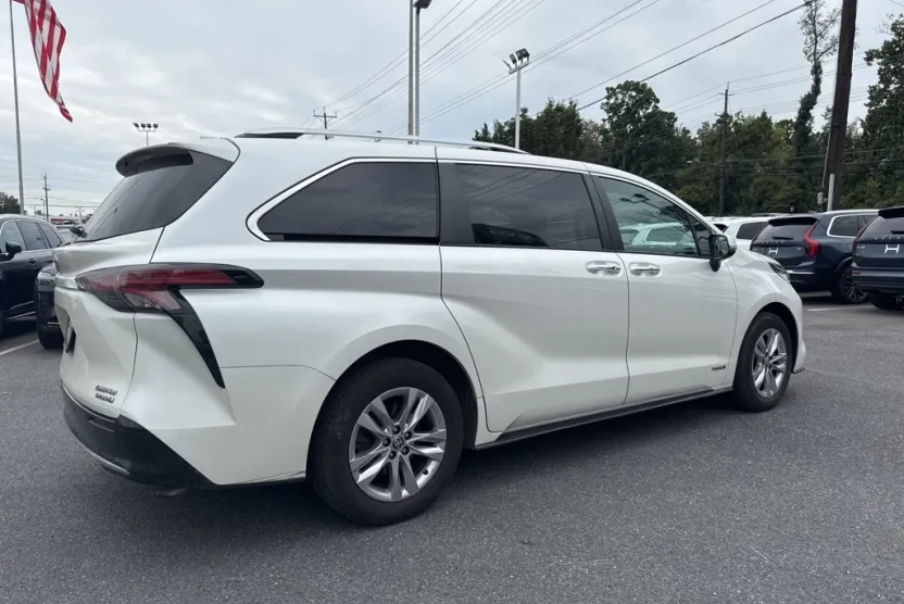 2021 Toyota Sienna Limited photo 1
