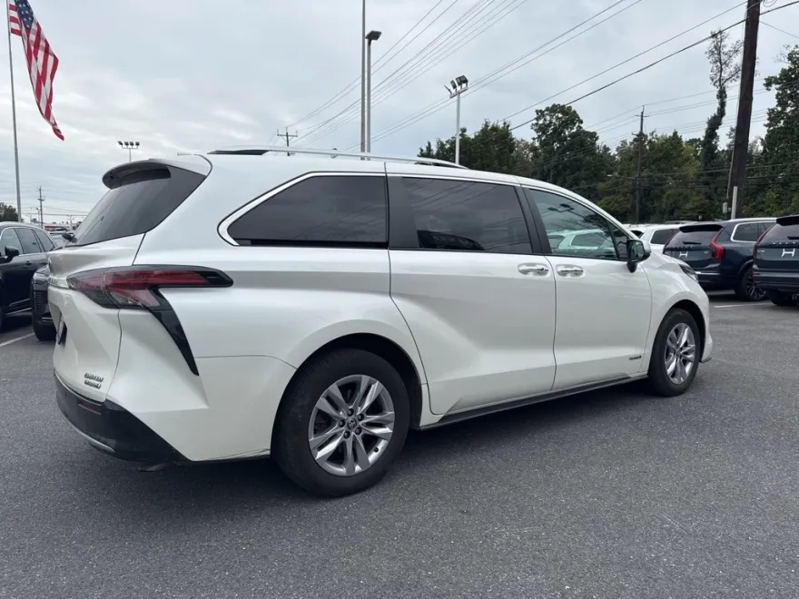 2021 Toyota Sienna Limited photo 1
