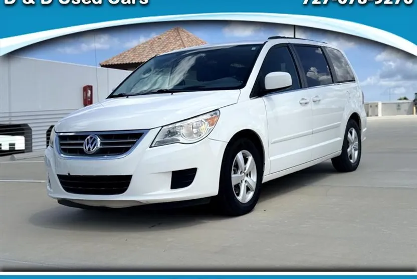 2011 Volkswagen Routan SEL photo 1