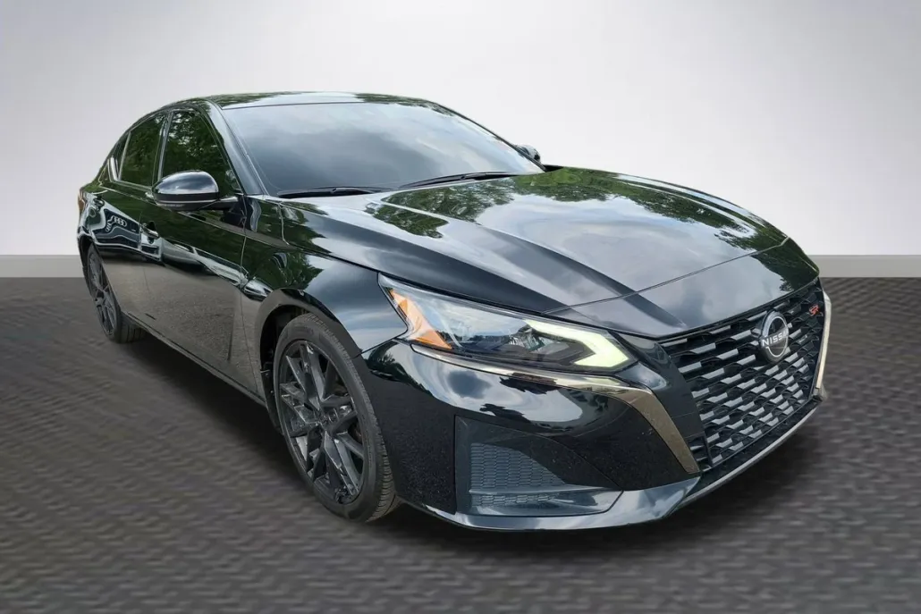2023 Nissan Altima SR photo 1