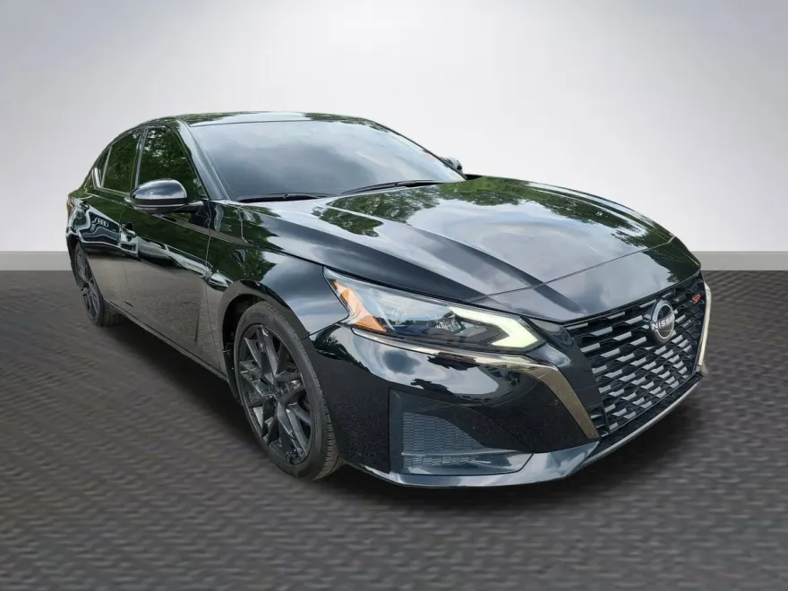 2023 Nissan Altima SR photo 1