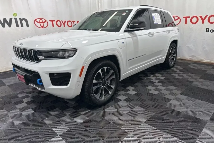 2022 Jeep Cherokee Overland 4xe photo 1