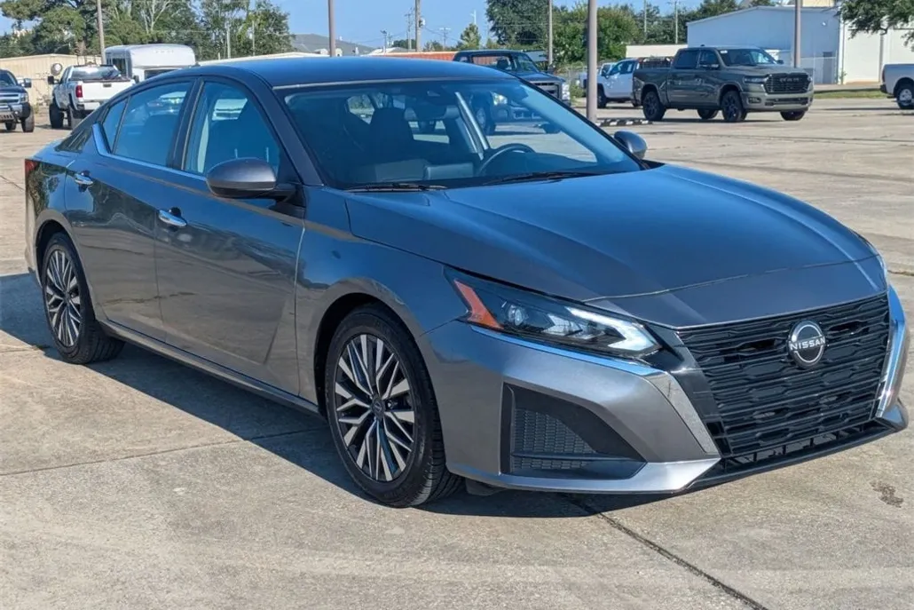 2023 Nissan Altima 2.5 SV photo 1
