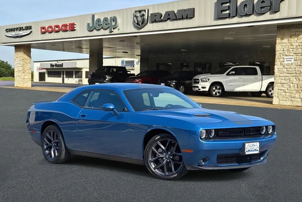 2022 Dodge Challenger SXT photo 1