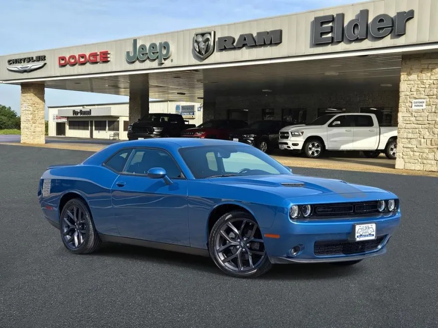 2022 Dodge Challenger SXT photo 1