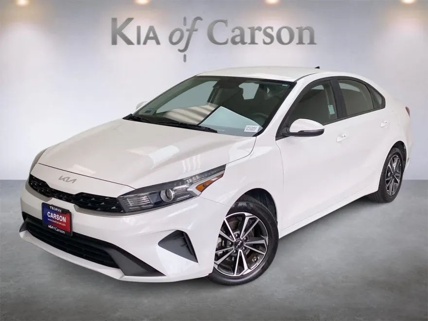 2023 Kia Forte LXS photo 1