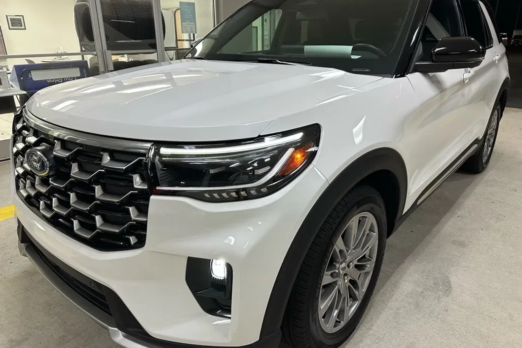 2025 Ford Explorer Platinum photo 1