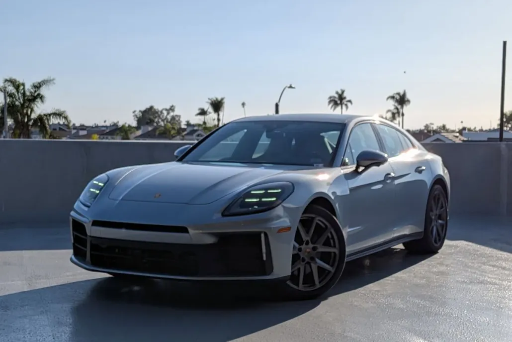2025 Porsche Panamera 4 photo 1