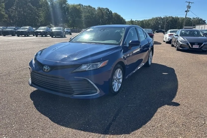 2024 Toyota Camry LE photo 1