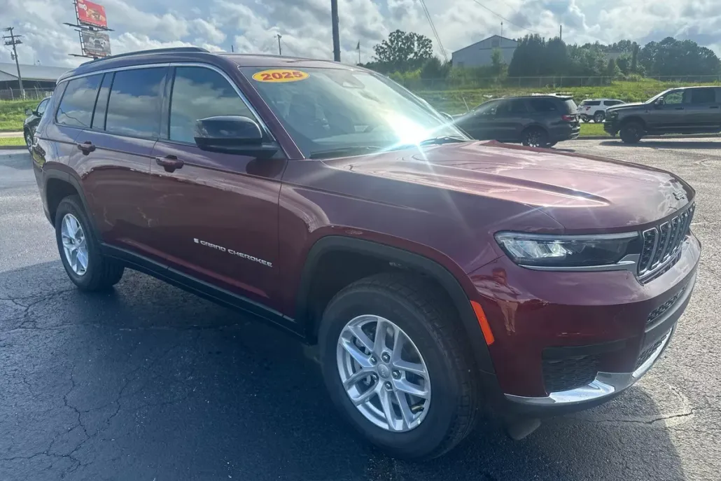 2025 Jeep Grand Cherokee Laredo photo 1