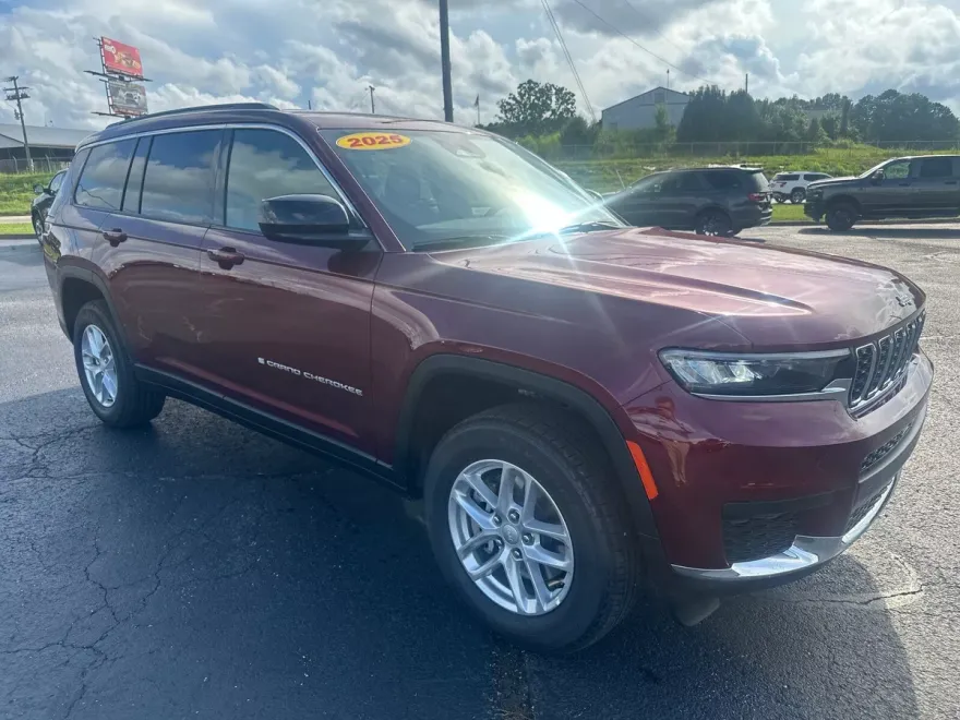 2025 Jeep Grand Cherokee Laredo photo 1