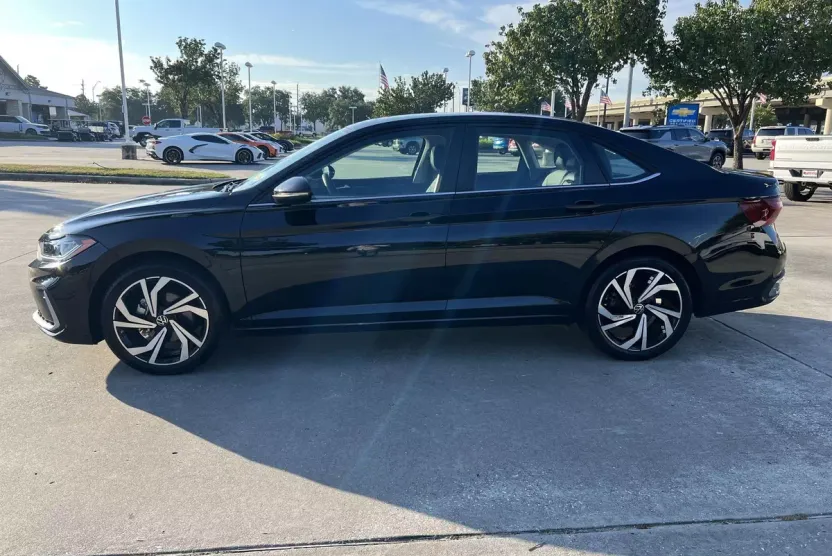 2025 Volkswagen Jetta SEL photo 1