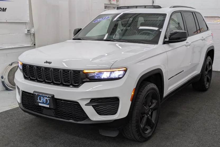 2023 Jeep Grand Cherokee Altitude photo 1