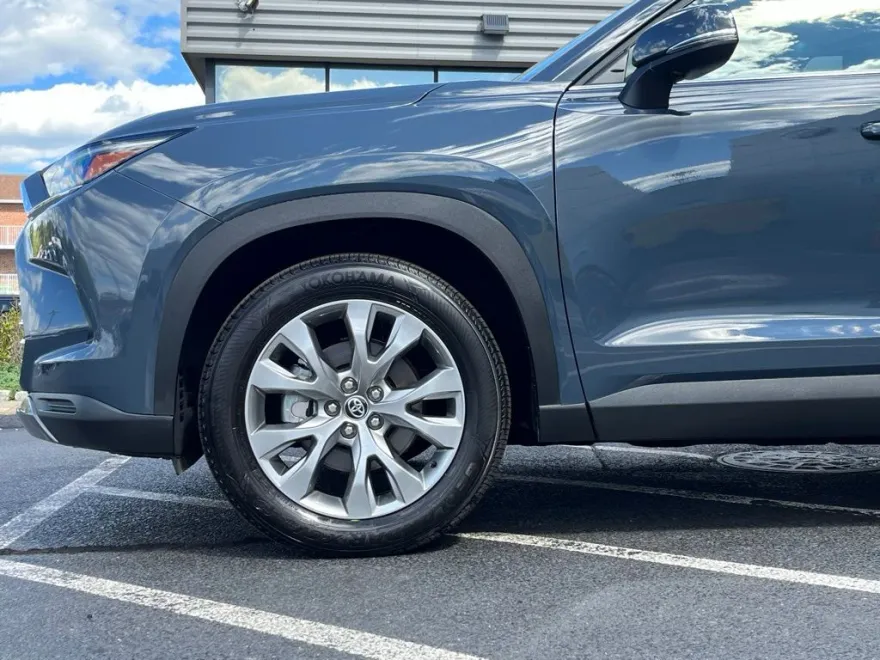 2025 Toyota Grand Highlander Limited photo 1