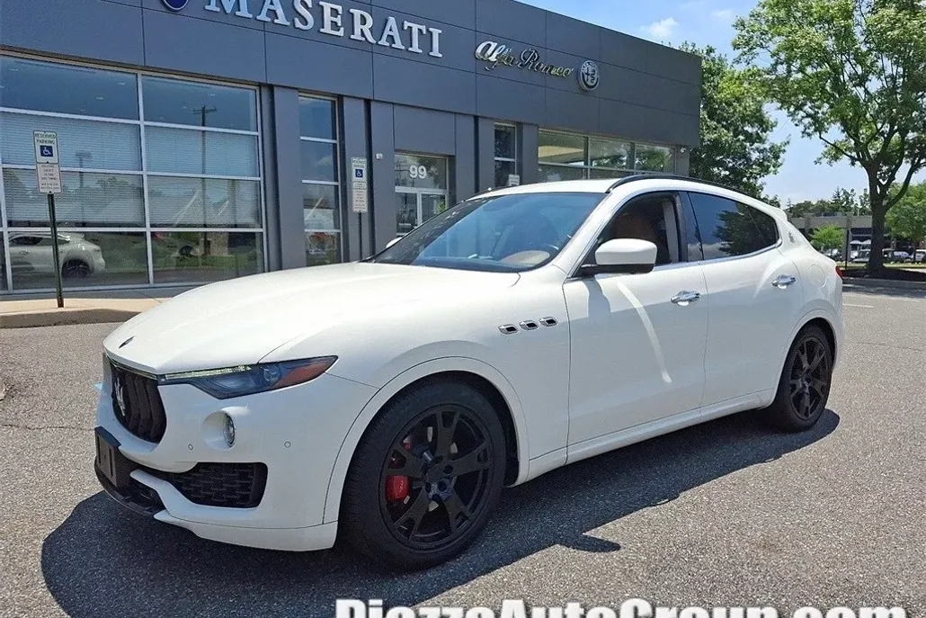 2017 Maserati Levante Base photo 1
