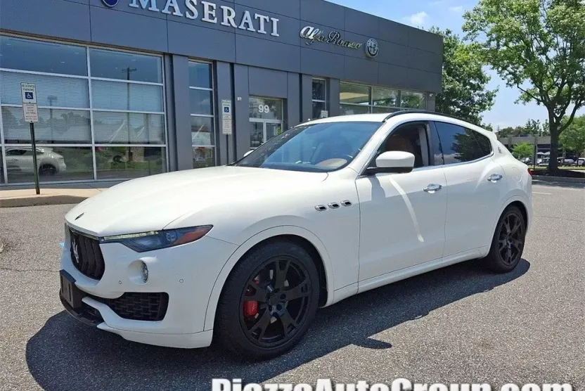 2017 Maserati Levante Base photo 1