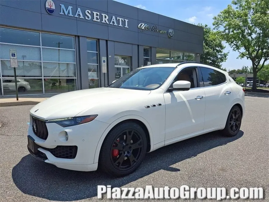 2017 Maserati Levante Base photo 1