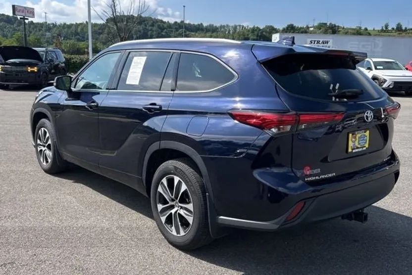 2022 Toyota Highlander XLE photo 1