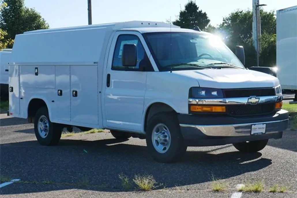 2025 Chevrolet Express Cutaway 3500 photo 1