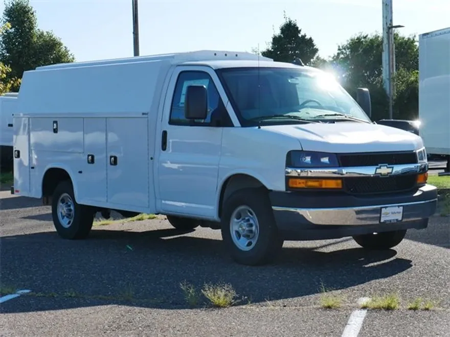 2025 Chevrolet Express Cutaway 3500 photo 1