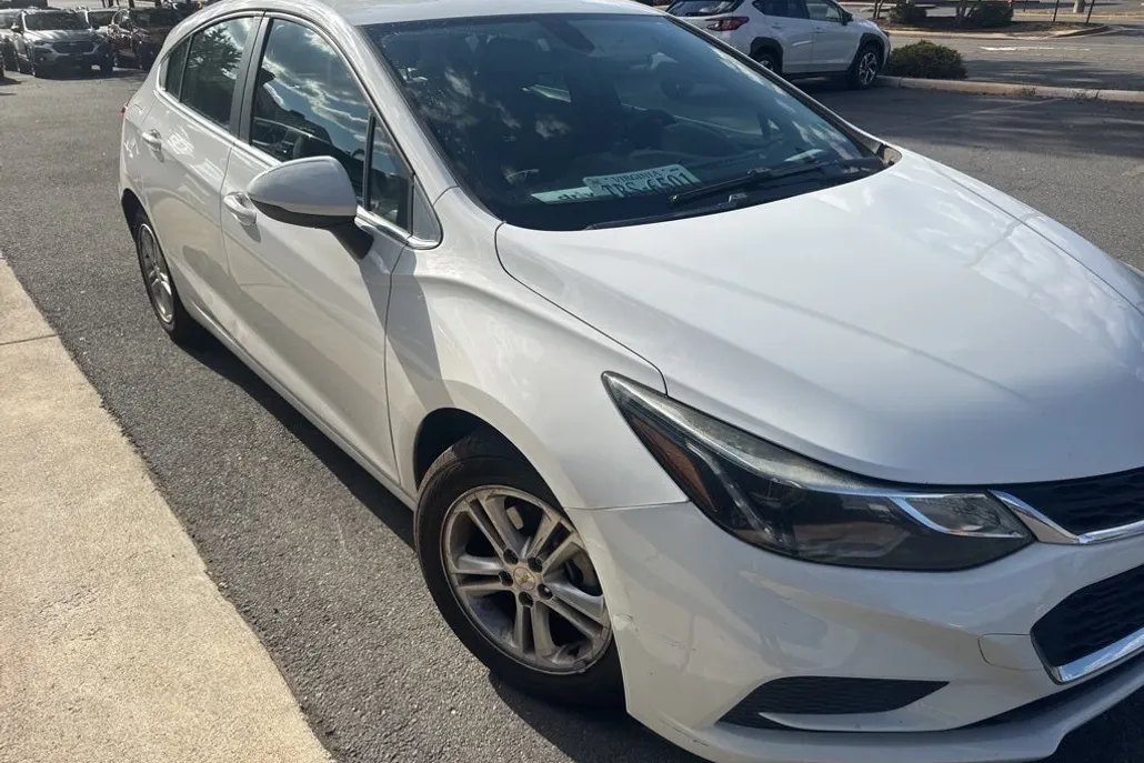 2017 Chevrolet Cruze LT photo 1