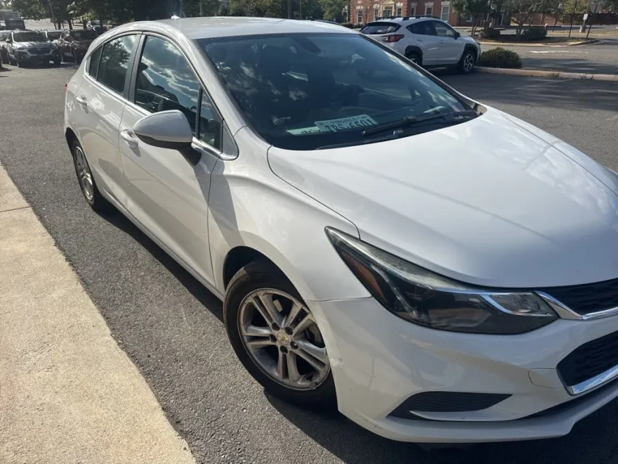 2017 Chevrolet Cruze LT photo 1