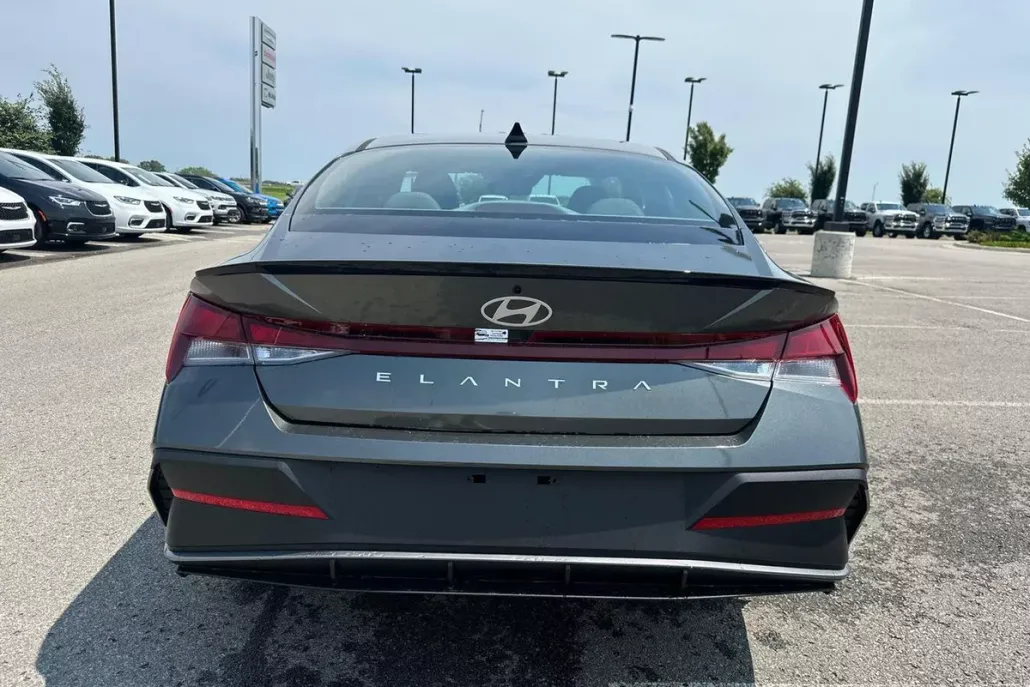 2025 Hyundai Elantra SEL Sport photo 1