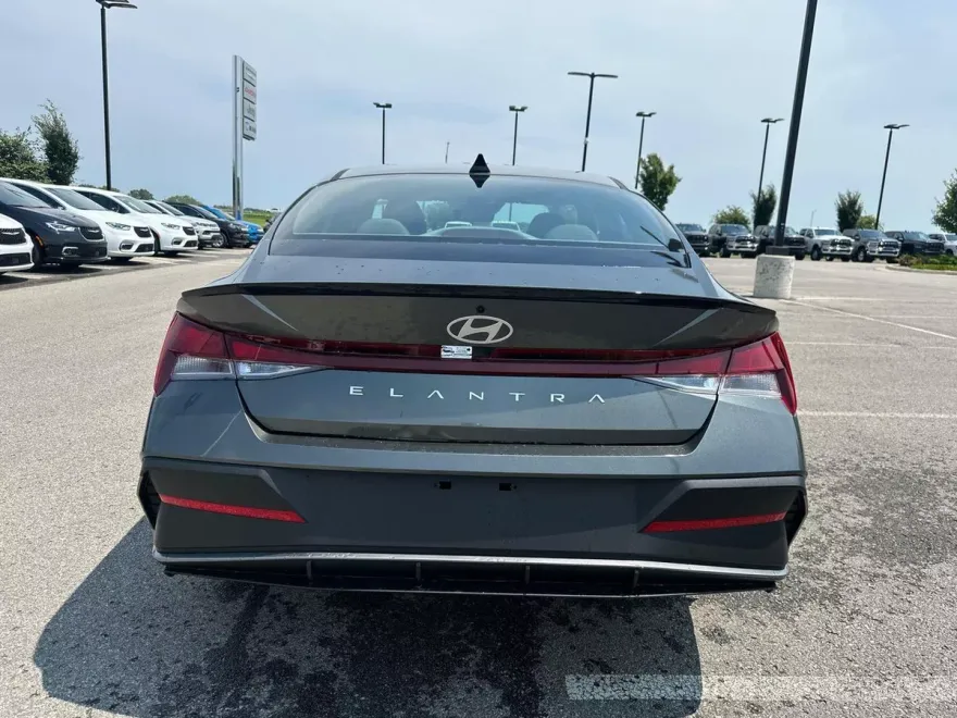 2025 Hyundai Elantra SEL Sport photo 1