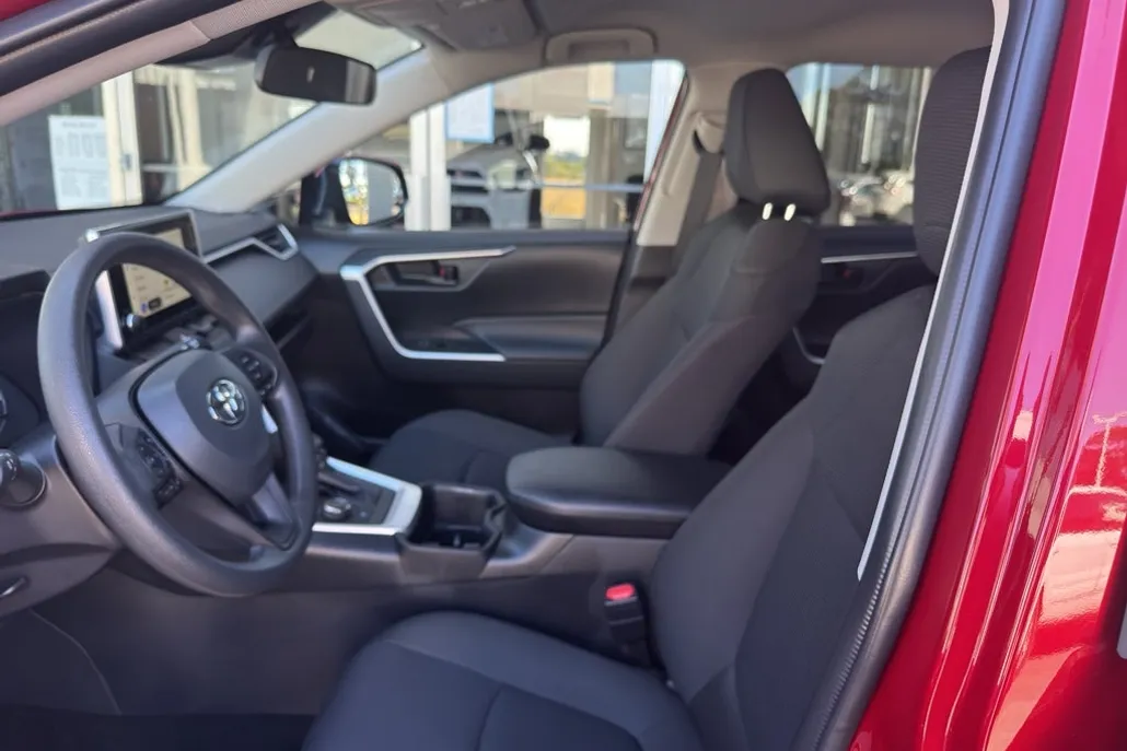 2025 Toyota RAV4 Hybrid LE photo 1