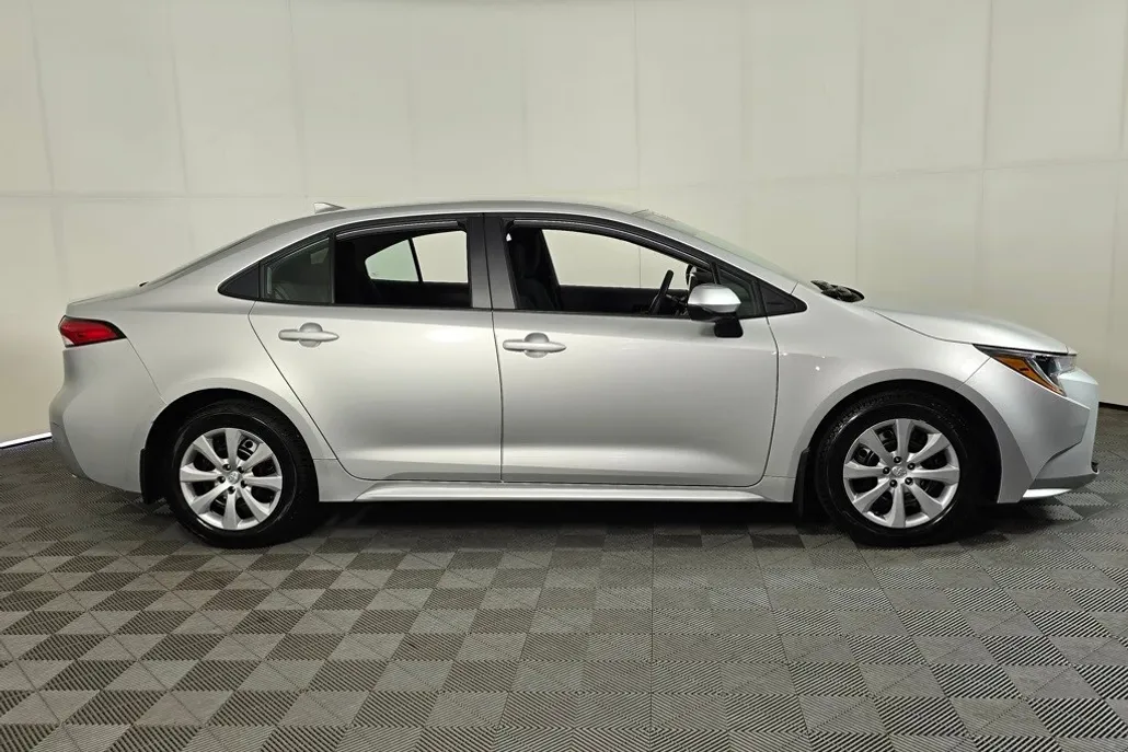 2023 Toyota Corolla LE photo 1