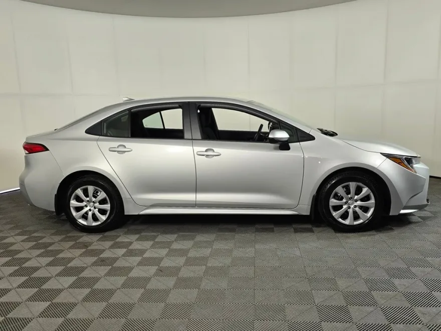 2023 Toyota Corolla LE photo 1