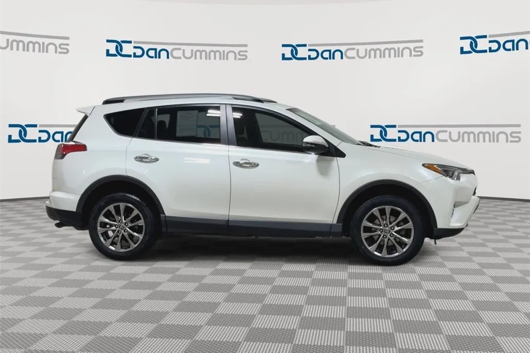 2018 Toyota RAV4 Limited photo 1