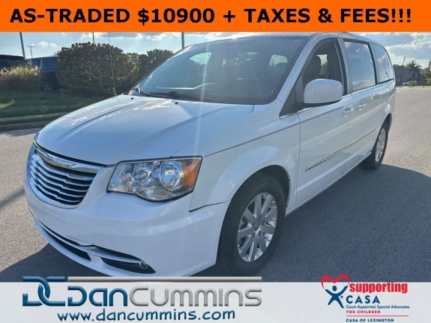 2016 Chrysler Town & Country Touring photo 1
