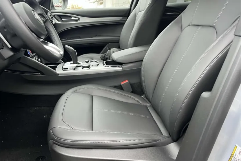 2025 Alfa Romeo Stelvio Sprint Base photo 1